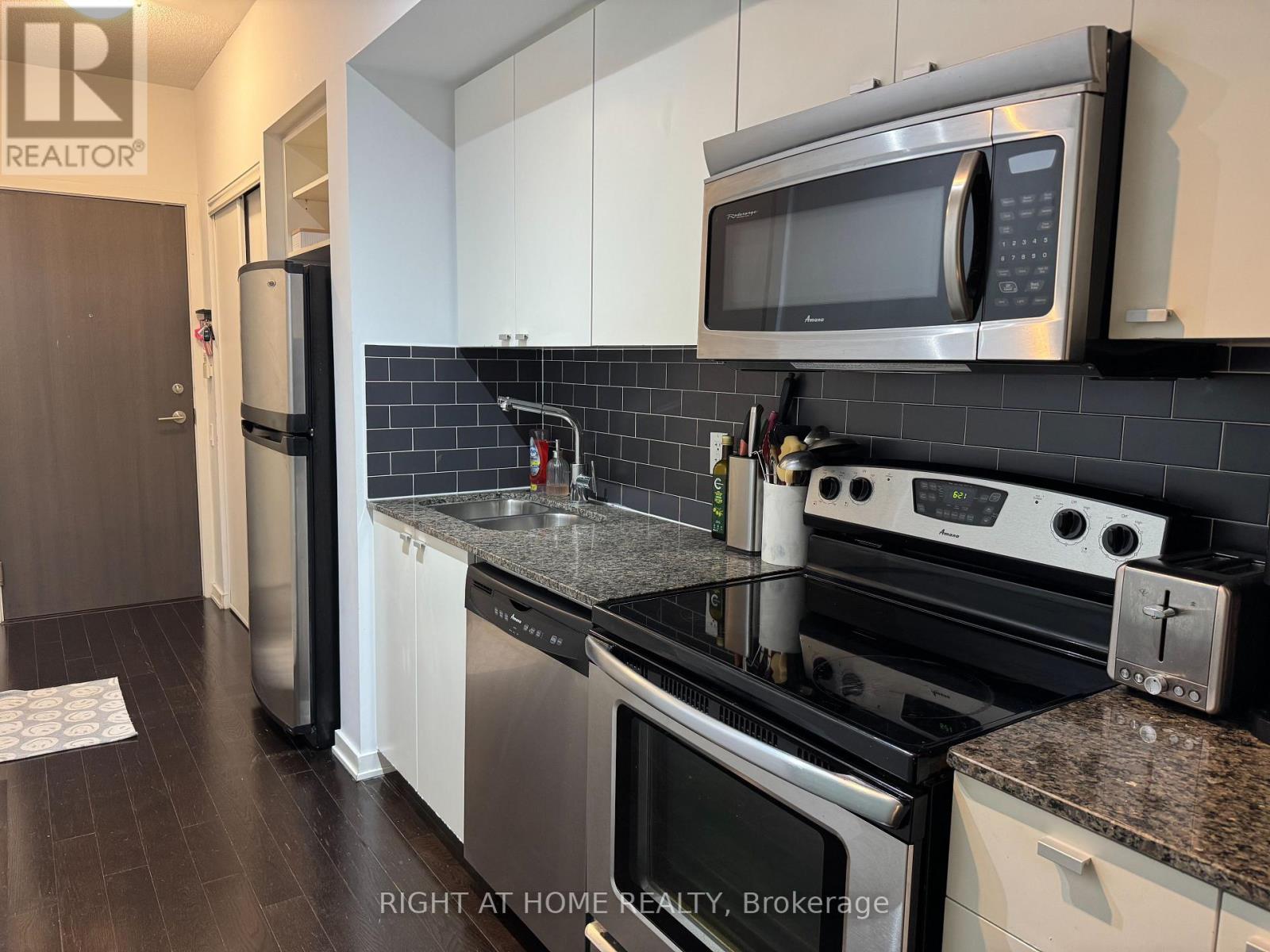 906 - 103 The Queensway, Toronto, Ontario  M6S 5B3 - Photo 1 - W12802608