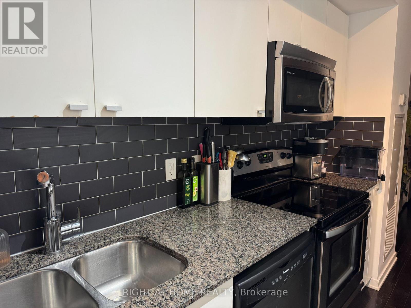 906 - 103 The Queensway, Toronto, Ontario  M6S 5B3 - Photo 2 - W12802608