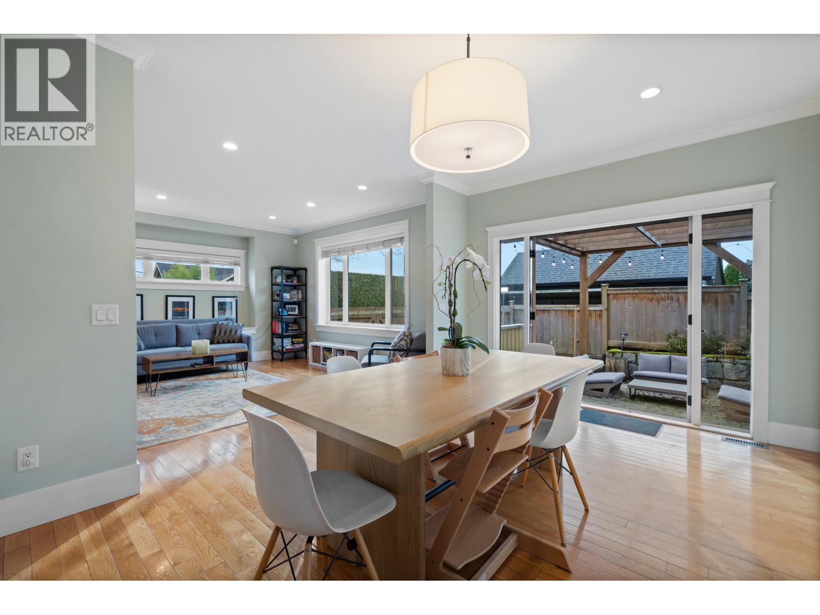 335 E 8th Street, North Vancouver, British Columbia  V7L 1Z2 - Photo 2 - R3091468