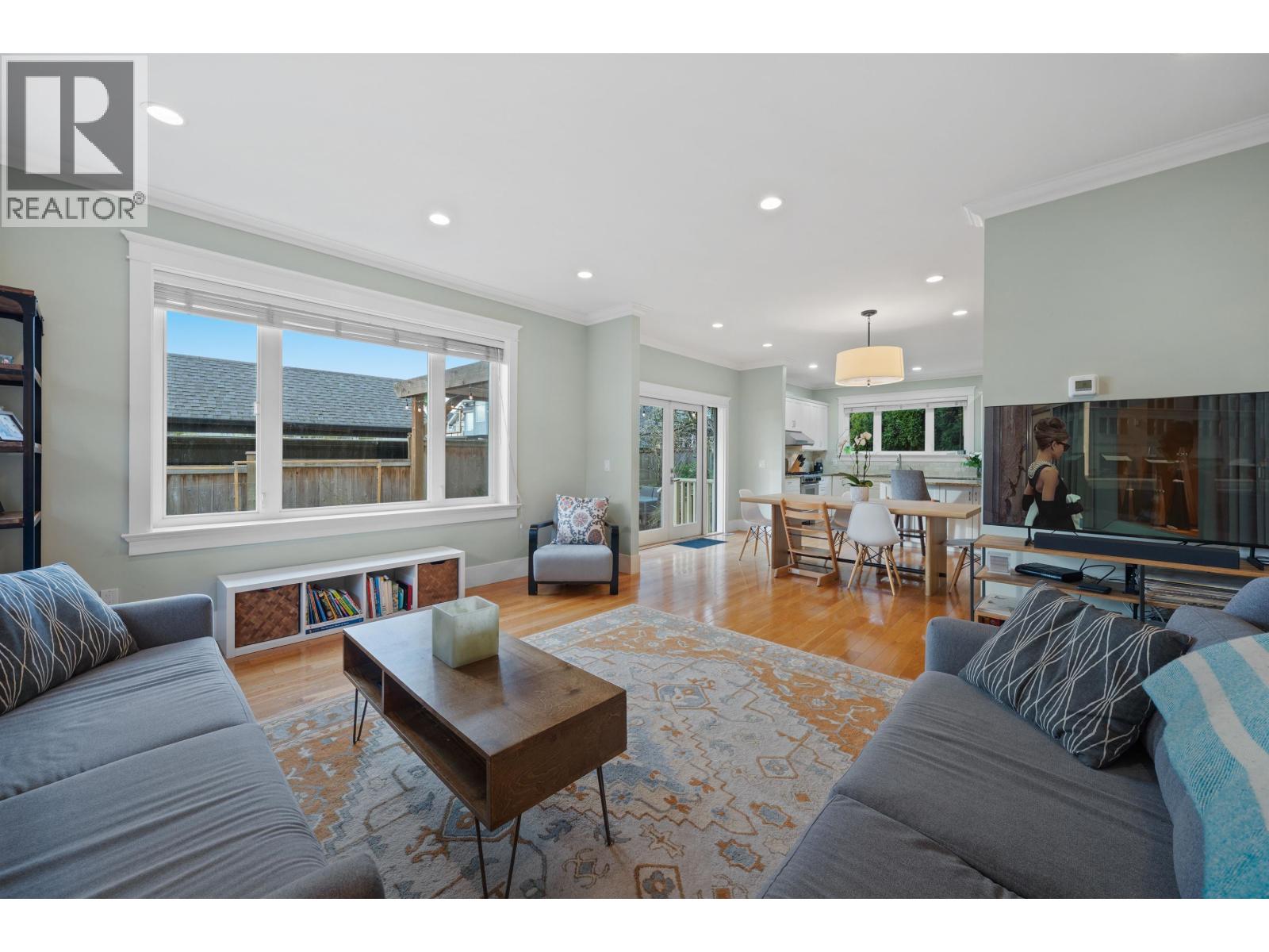 335 E 8th Street, North Vancouver, British Columbia  V7L 1Z2 - Photo 3 - R3091468