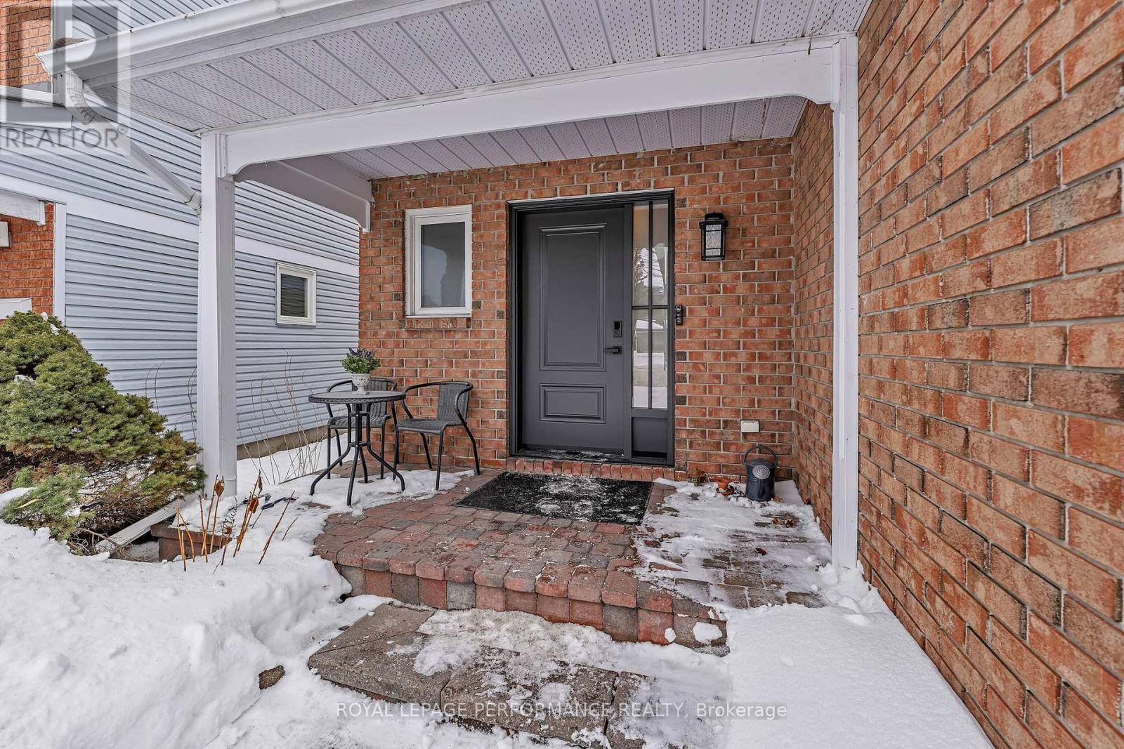 81 Saddle Crescent, Ottawa, Ontario  K1G 5L3 - Photo 3 - X12802762