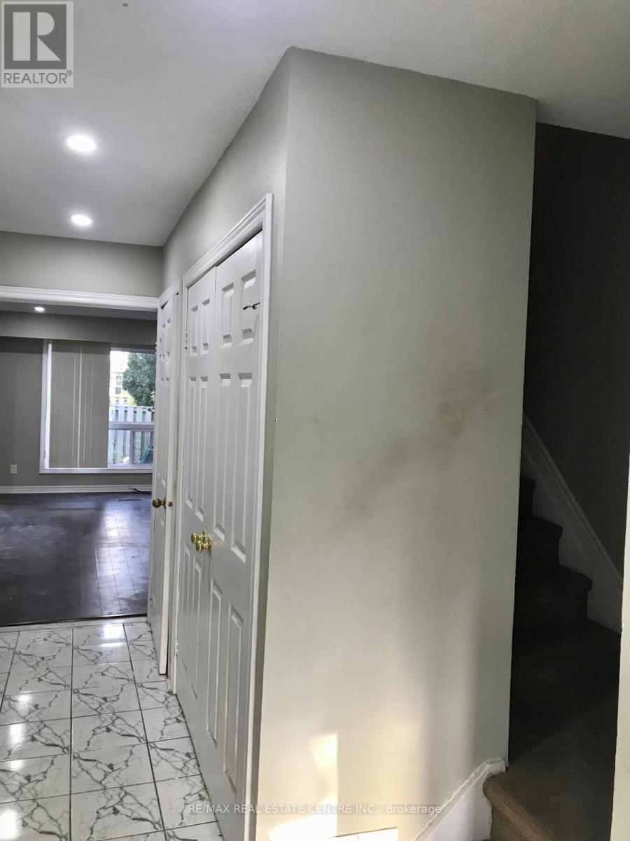 199 - 199 Baronwood Court, Brampton (Brampton North), Ontario  L6V 3H9 - Photo 2 - W12684698