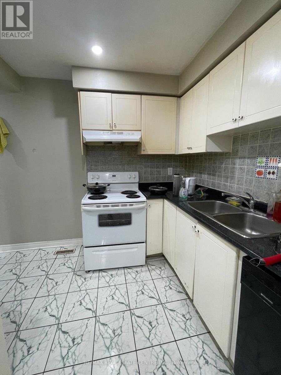 199 - 199 Baronwood Court, Brampton (Brampton North), Ontario  L6V 3H9 - Photo 4 - W12684698