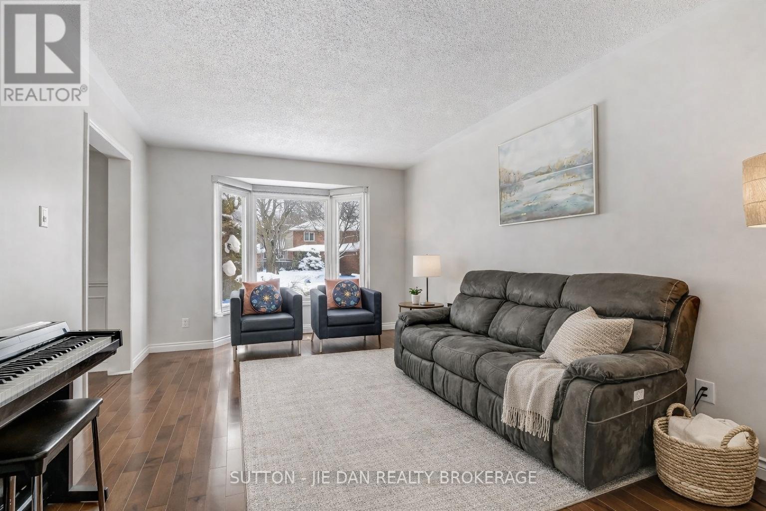 33 Repton Avenue, London North, Ontario  N5X 3G3 - Photo 3 - X12739074