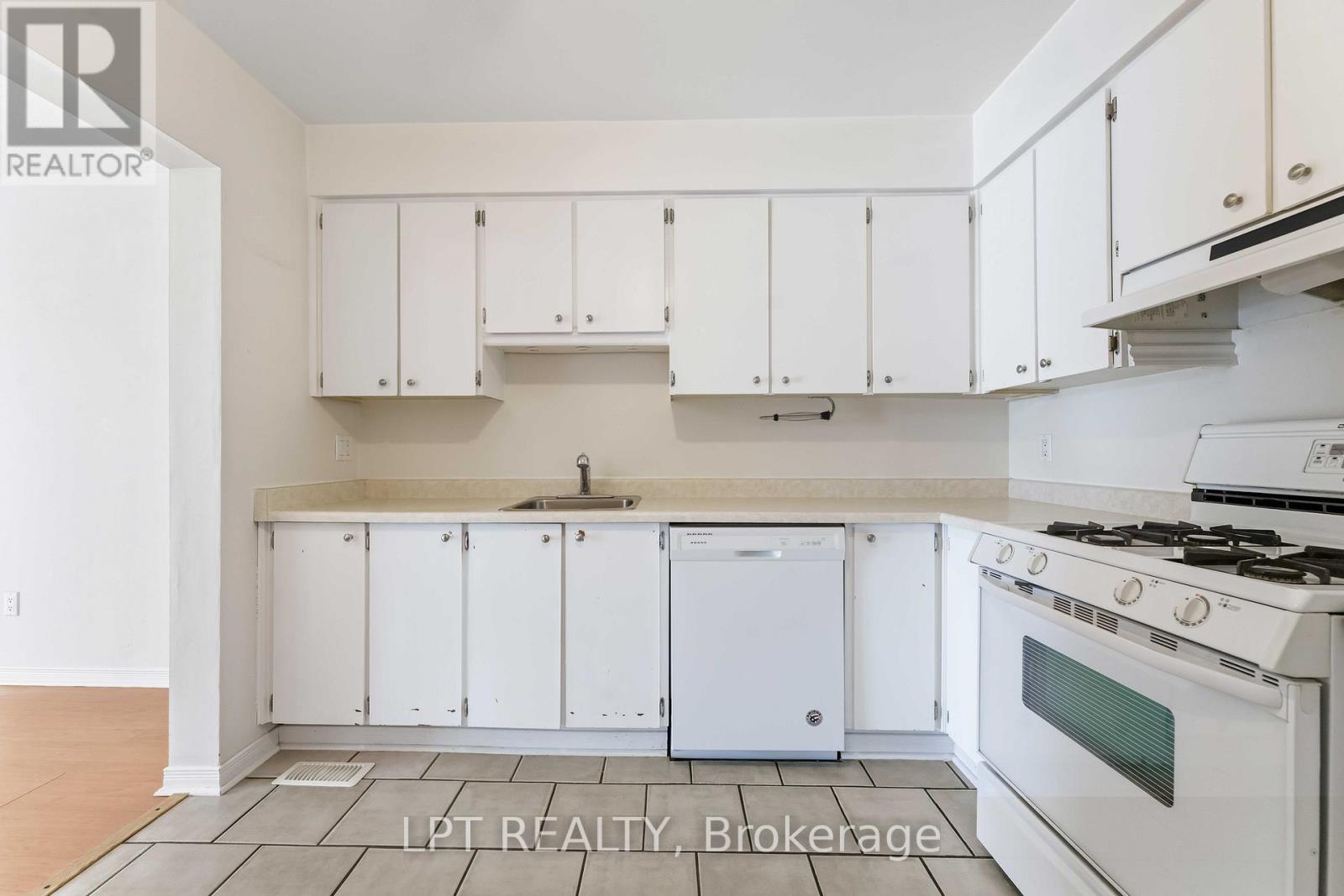 51 - 122 Clarkson Crescent, Ottawa, Ontario  K2L 3E2 - Photo 5 - X12605708