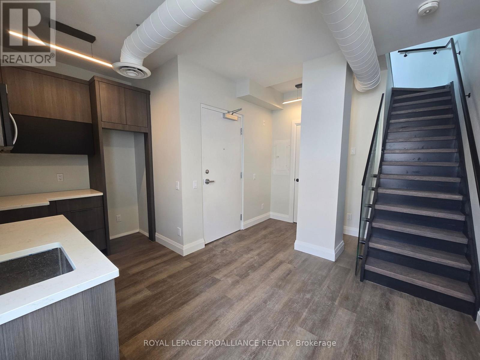 201 - 241 Front Street, Belleville (Belleville Ward), Ontario  K8N 2Z6 - Photo 5 - X12802030