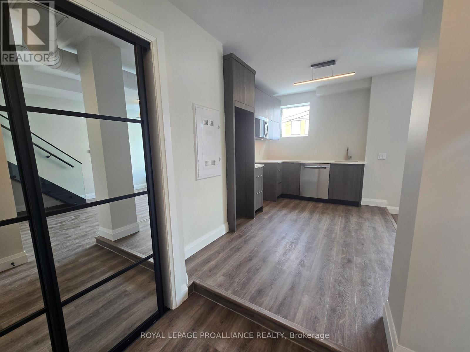 202 - 241 Front Street, Belleville (Belleville Ward), Ontario  K8N 2Z6 - Photo 4 - X12802046