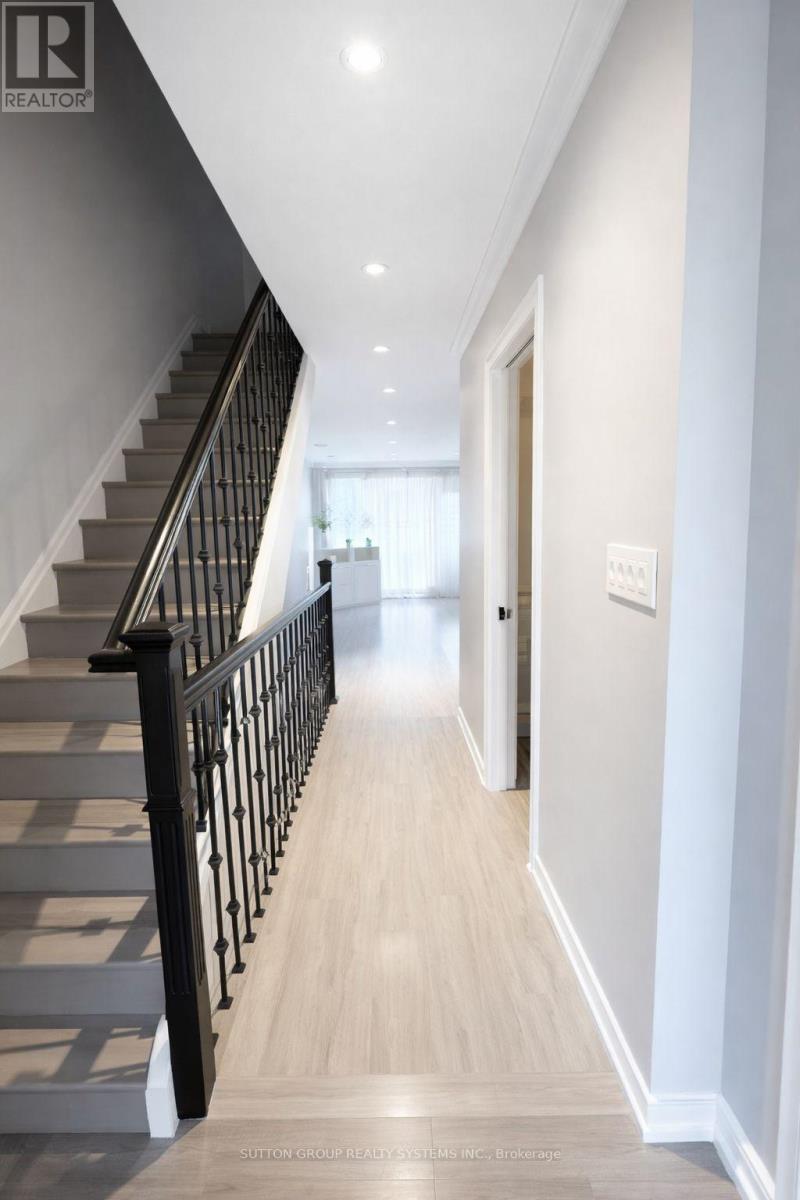 68 - 215 Mississauga Valley Boulevard, Mississauga, Ontario  L5A 1Y7 - Photo 2 - W12534428