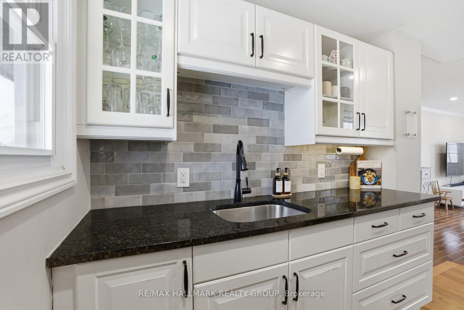 24 Binscarth Crescent, Ottawa, Ontario  K2L 1S1 - Photo 7 - X12802880