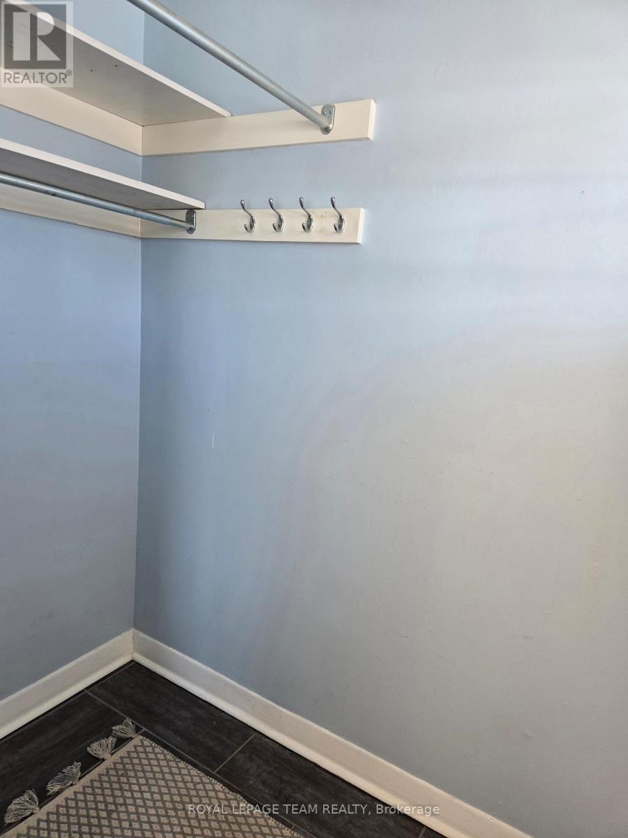 1305 Kingston Avenue, Ottawa, Ontario  K1Z 8K9 - Photo 3 - X12802884