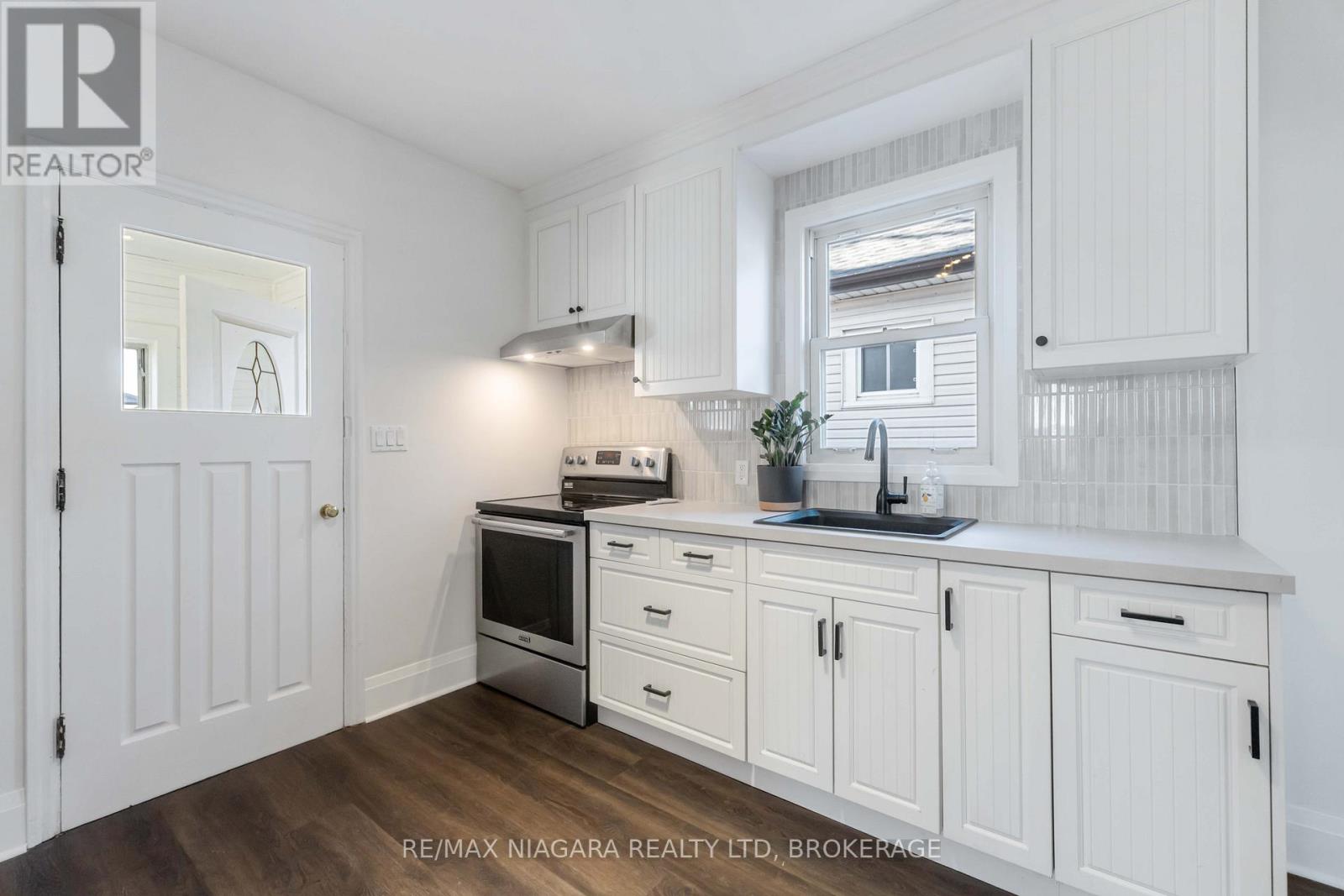 22 Bertram Street, St. Catharines, Ontario  L2R 1A8 - Photo 3 - X12802896