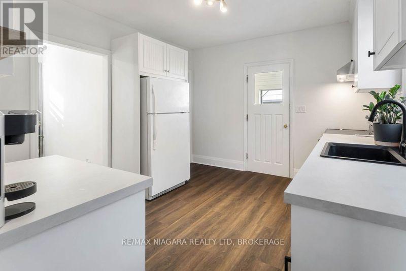 22 Bertram Street, St. Catharines, Ontario  L2R 1A8 - Photo 4 - X12802896