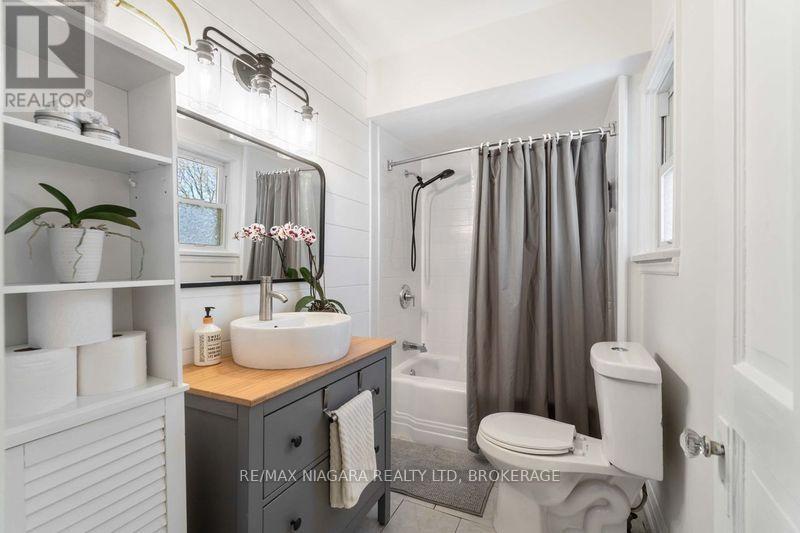 22 Bertram Street, St. Catharines, Ontario  L2R 1A8 - Photo 8 - X12802896