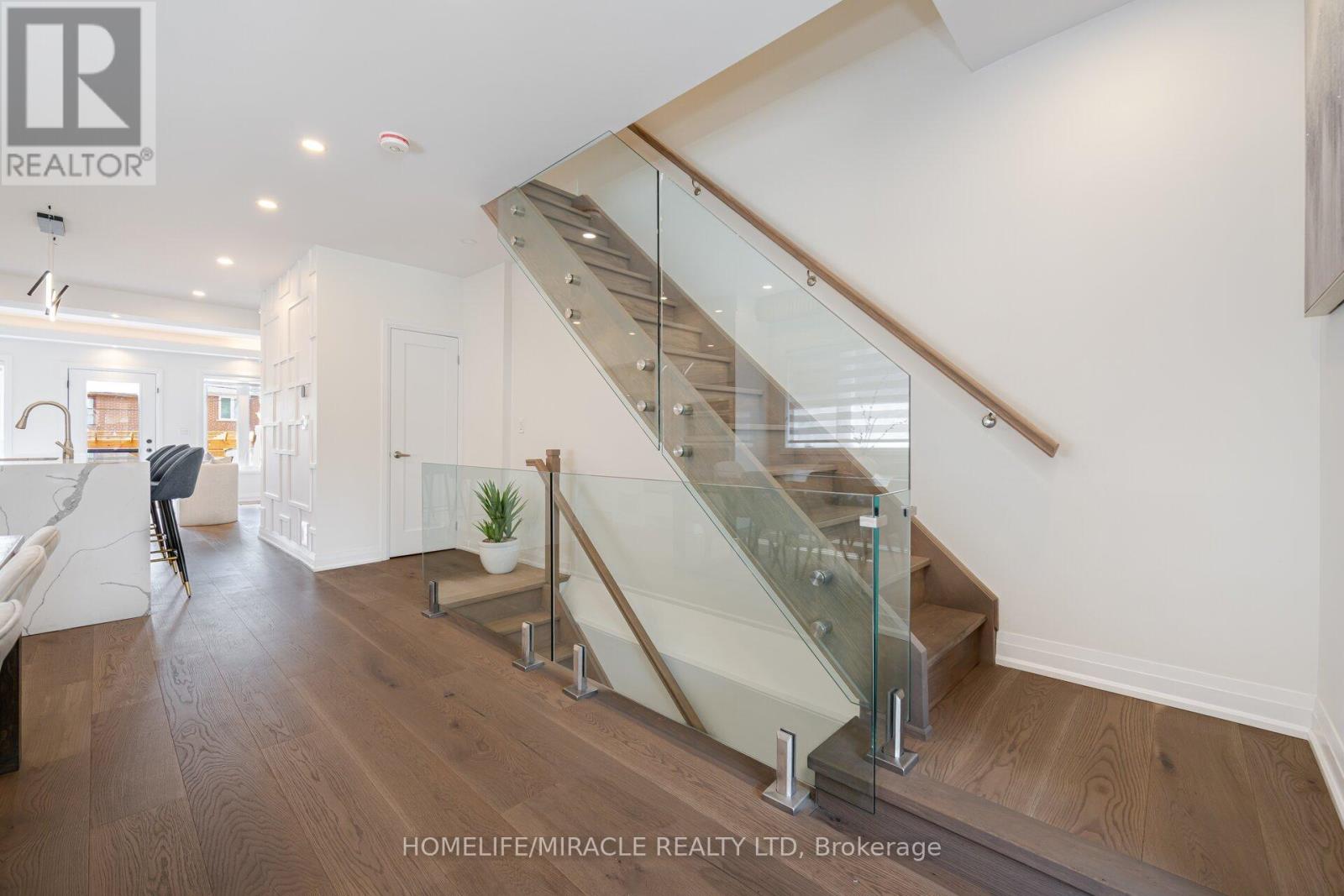 Upper - 388 Oakwood Avenue, Toronto, Ontario  M6E 2W3 - Photo 23 - C12802970