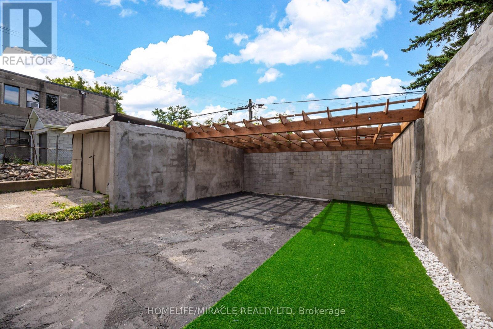 Upper - 388 Oakwood Avenue, Toronto, Ontario  M6E 2W3 - Photo 48 - C12802970