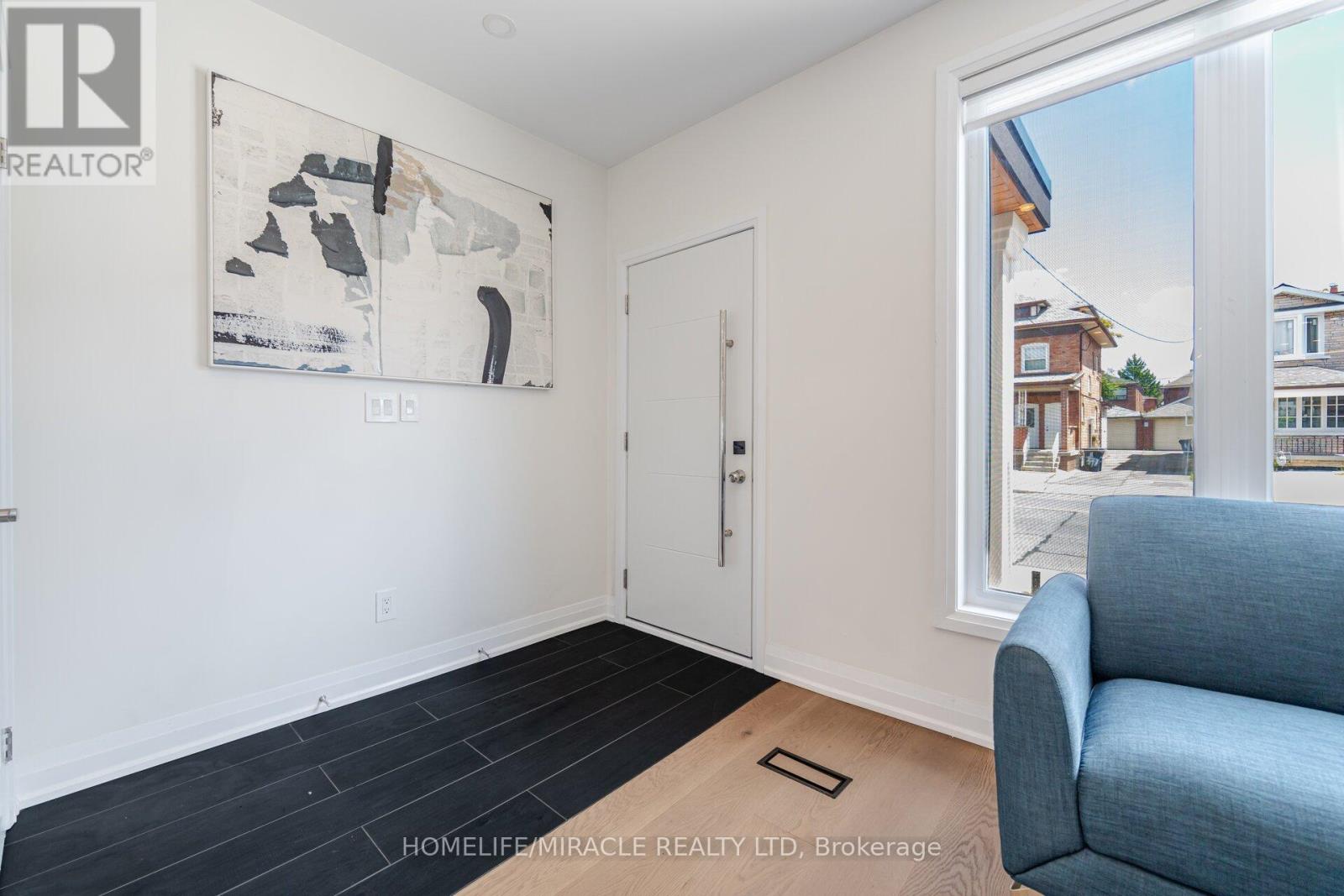 Upper - 388 Oakwood Avenue, Toronto, Ontario  M6E 2W3 - Photo 5 - C12802970