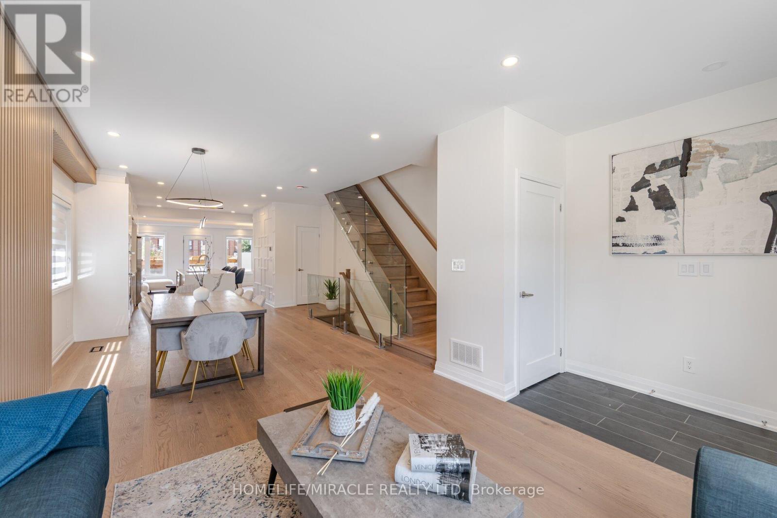 Upper - 388 Oakwood Avenue, Toronto, Ontario  M6E 2W3 - Photo 8 - C12802970