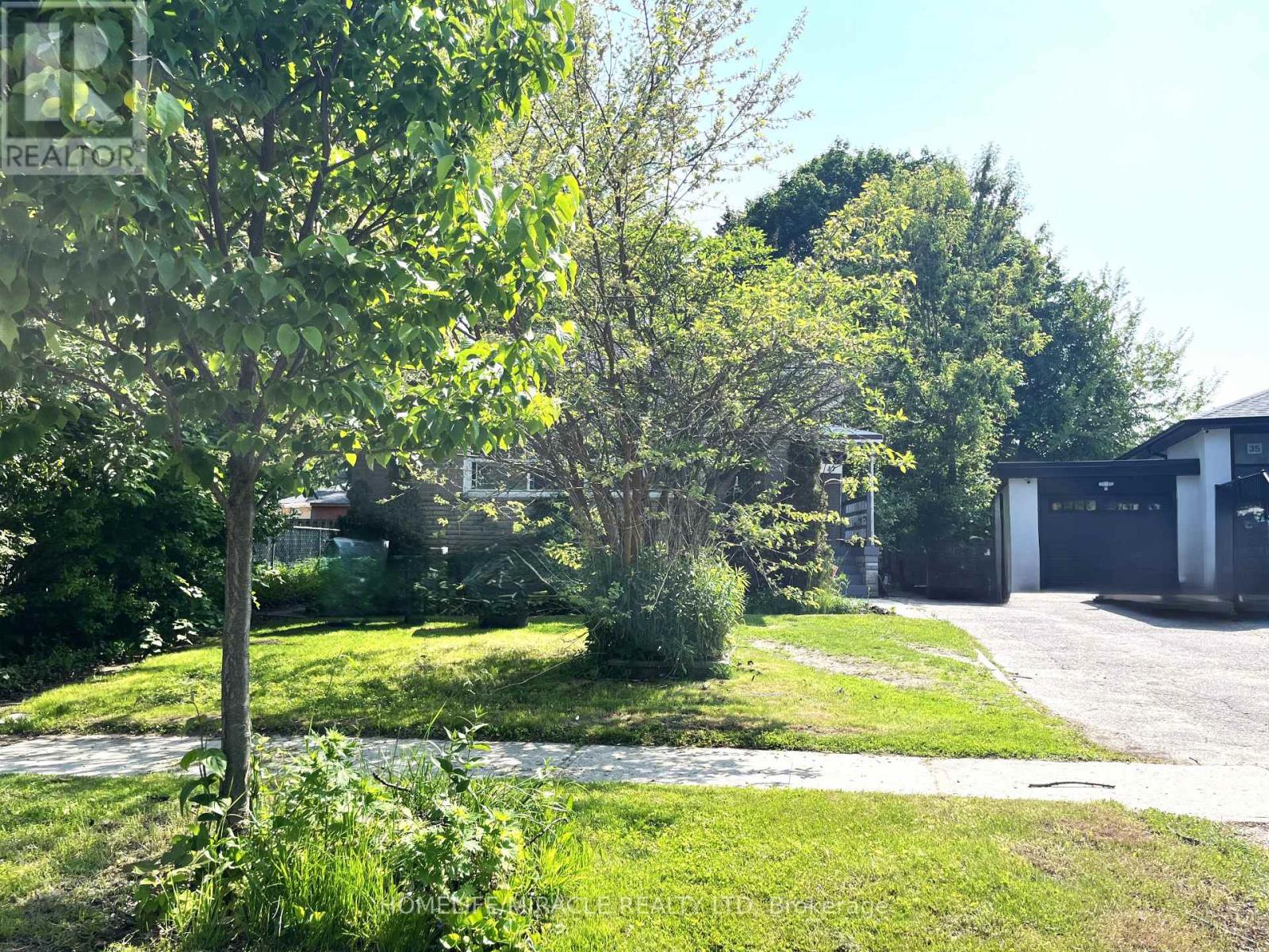 37 DARLINGSIDE DRIVE, Toronto, Ontario