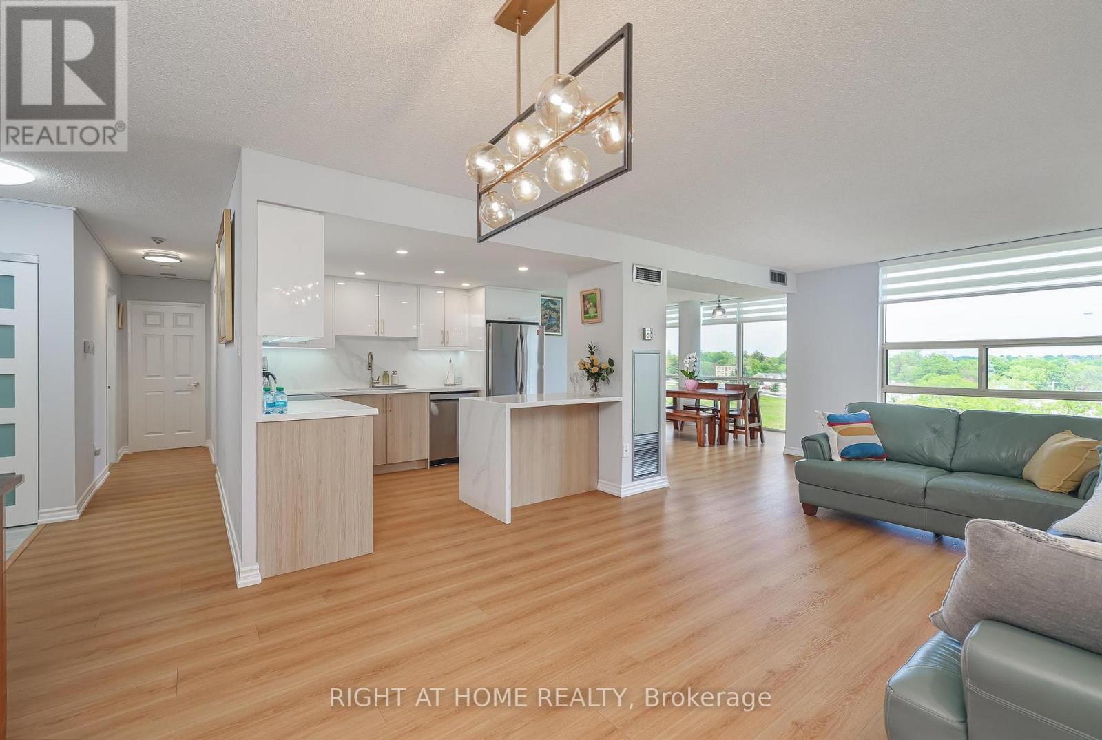 802 - 30 Harding Boulevard W, Richmond Hill, Ontario  L4C 9M3 - Photo 7 - N12802842