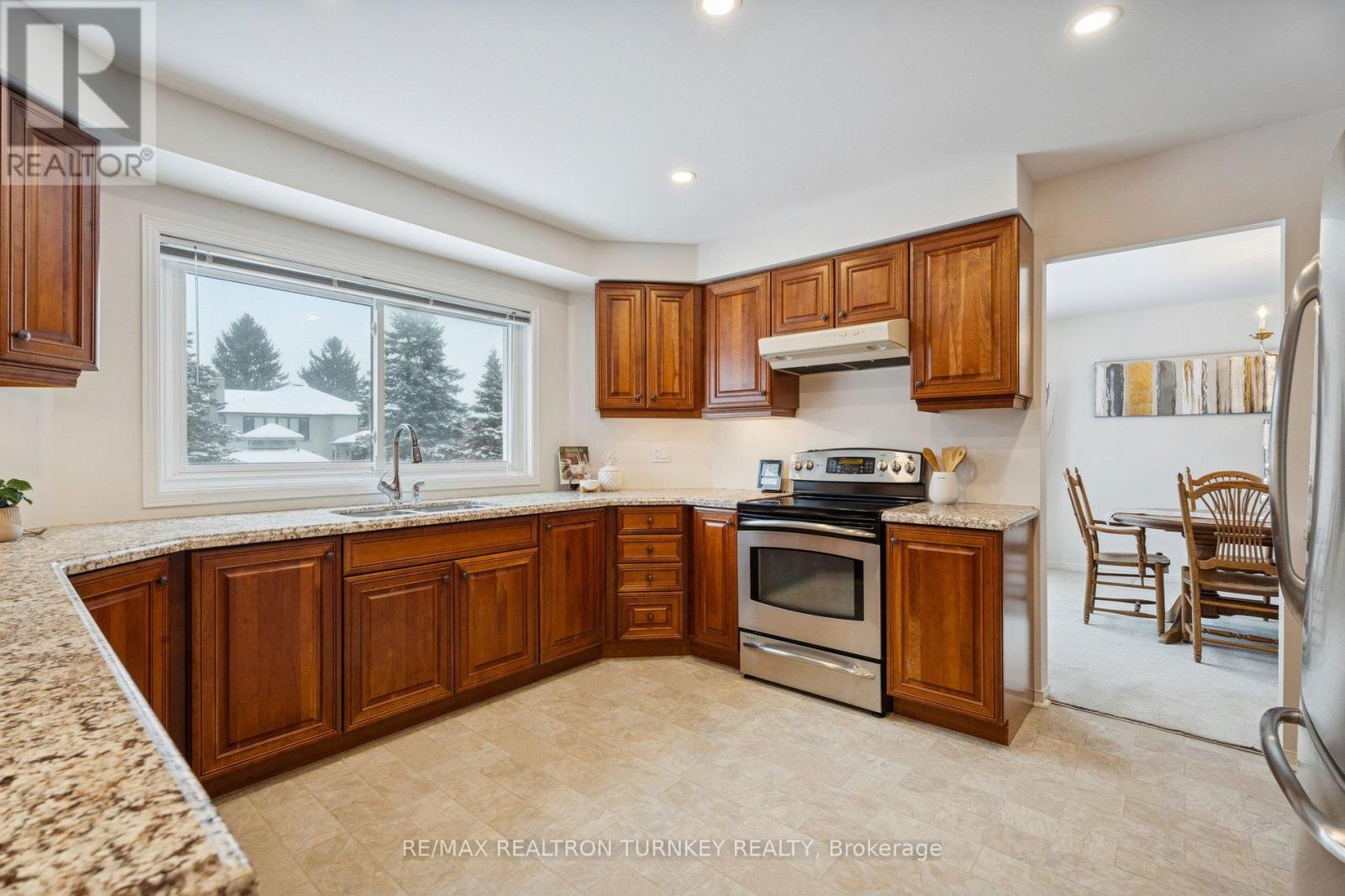 8 Veronica Crescent, East Gwillimbury (Sharon), Ontario  L0G 1V0 - Photo 10 - N12802850