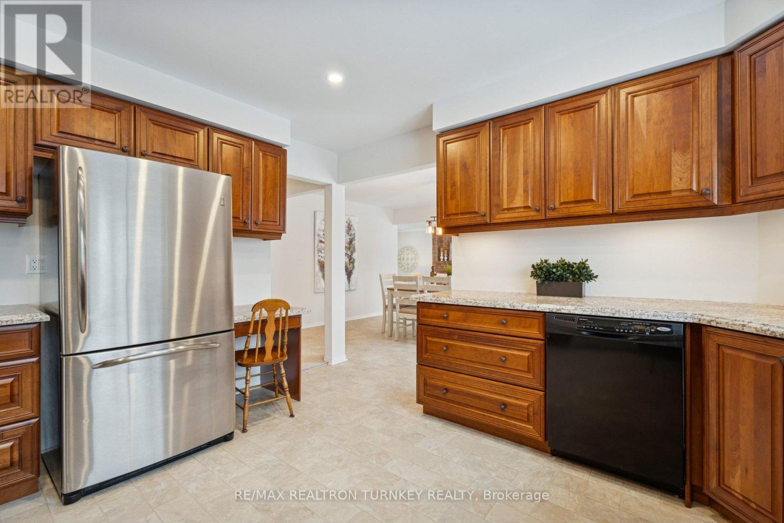 8 Veronica Crescent, East Gwillimbury (Sharon), Ontario  L0G 1V0 - Photo 11 - N12802850