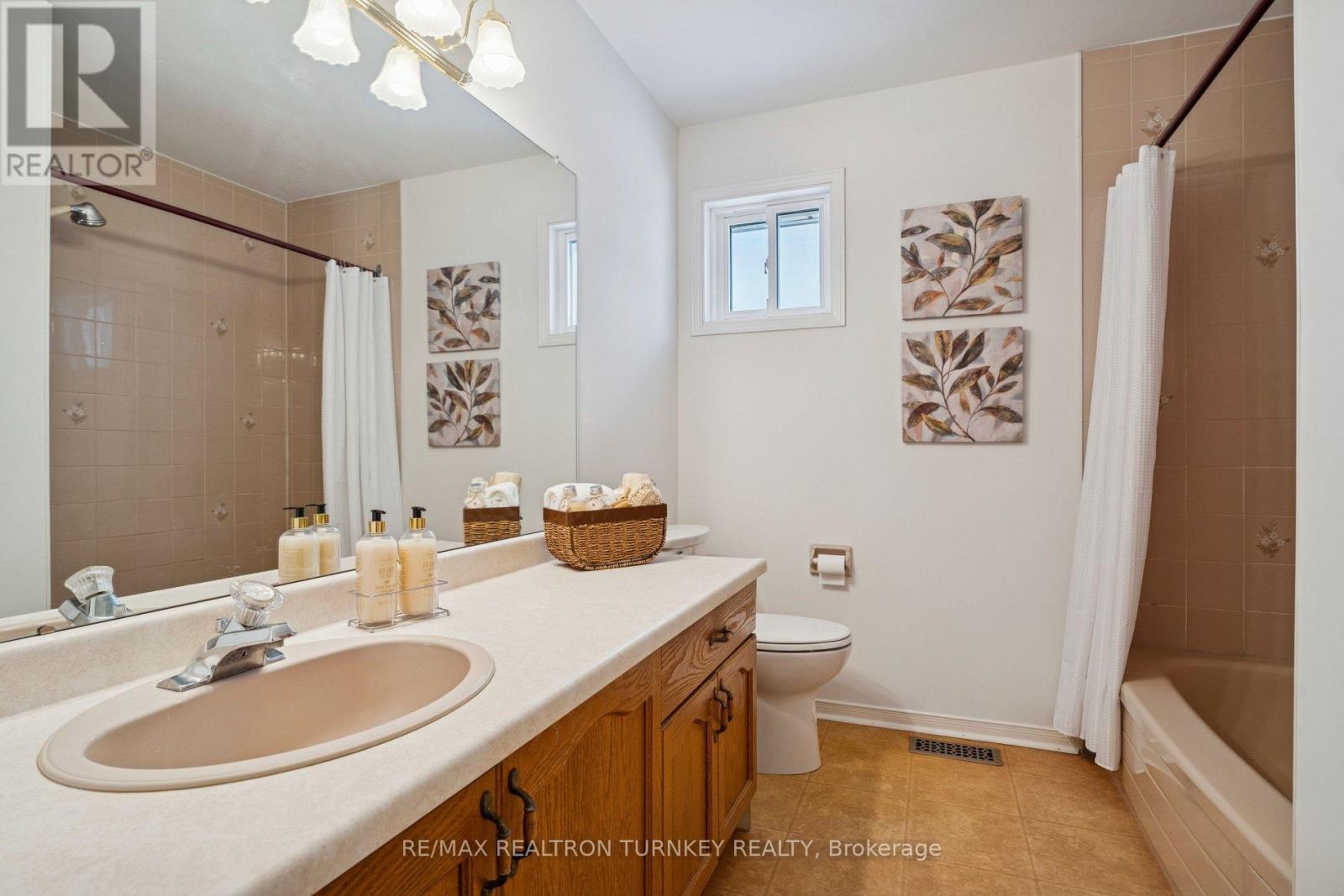 8 Veronica Crescent, East Gwillimbury (Sharon), Ontario  L0G 1V0 - Photo 28 - N12802850