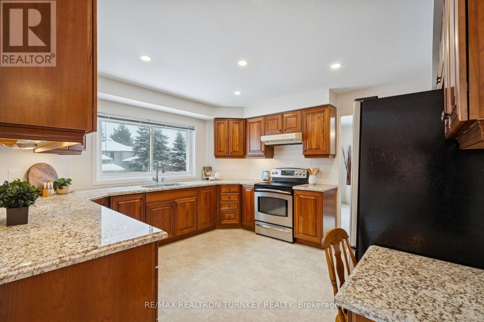 8 Veronica Crescent, East Gwillimbury (Sharon), Ontario  L0G 1V0 - Photo 9 - N12802850