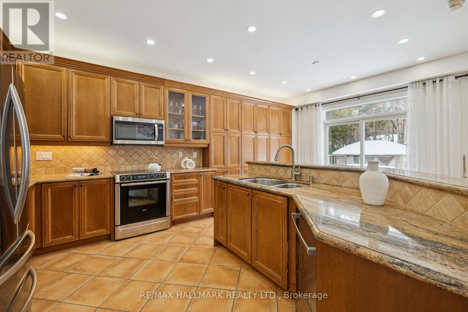 6 Guinevere Court, Richmond Hill, Ontario  L4C 0P7 - Photo 13 - N12802930