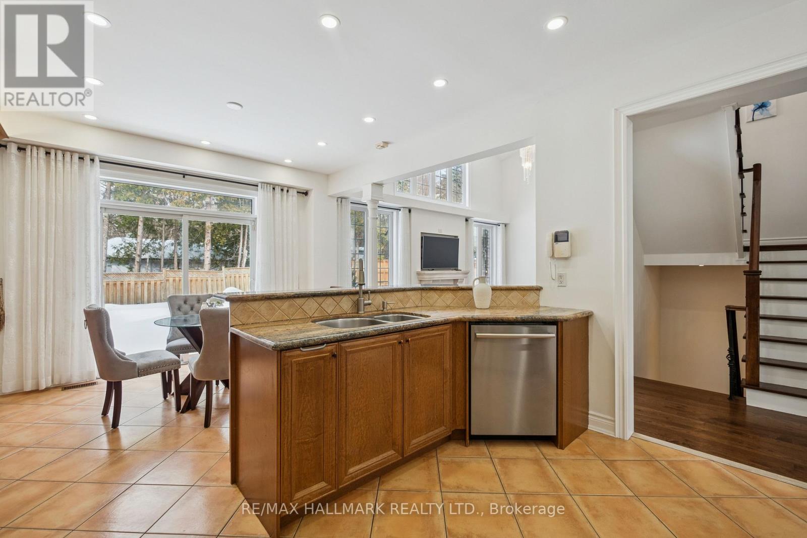 6 Guinevere Court, Richmond Hill, Ontario  L4C 0P7 - Photo 14 - N12802930