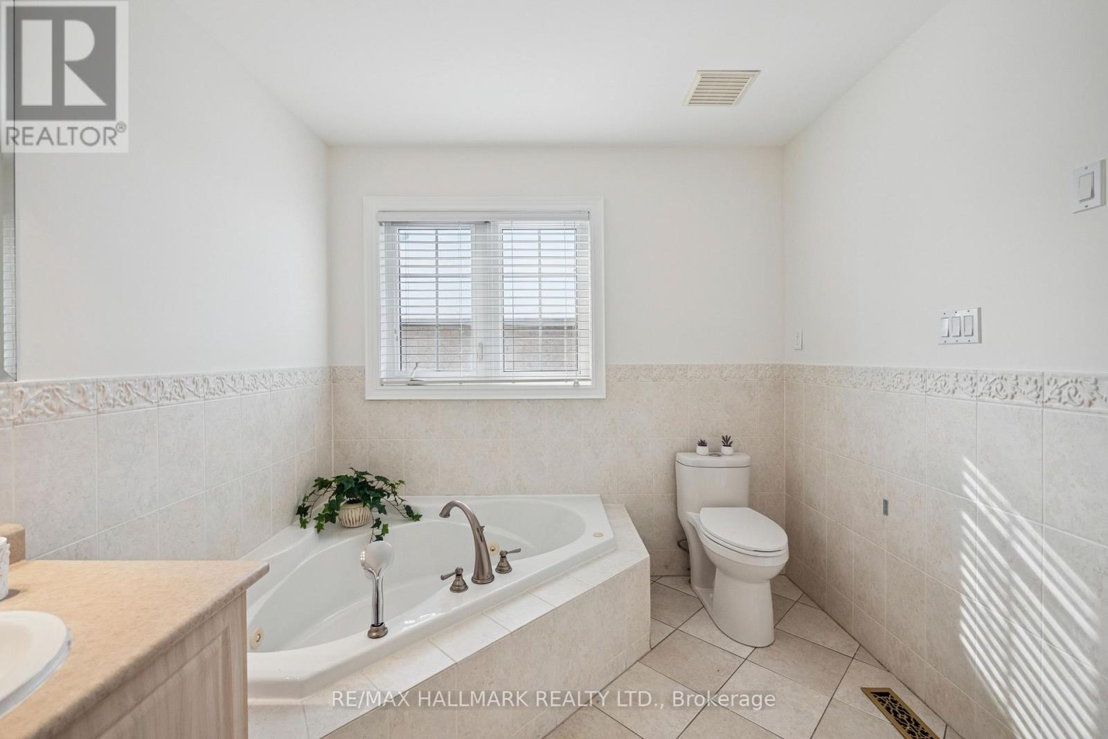 6 Guinevere Court, Richmond Hill, Ontario  L4C 0P7 - Photo 30 - N12802930