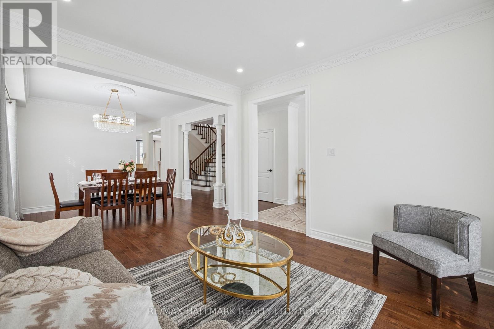 6 Guinevere Court, Richmond Hill, Ontario  L4C 0P7 - Photo 9 - N12802930