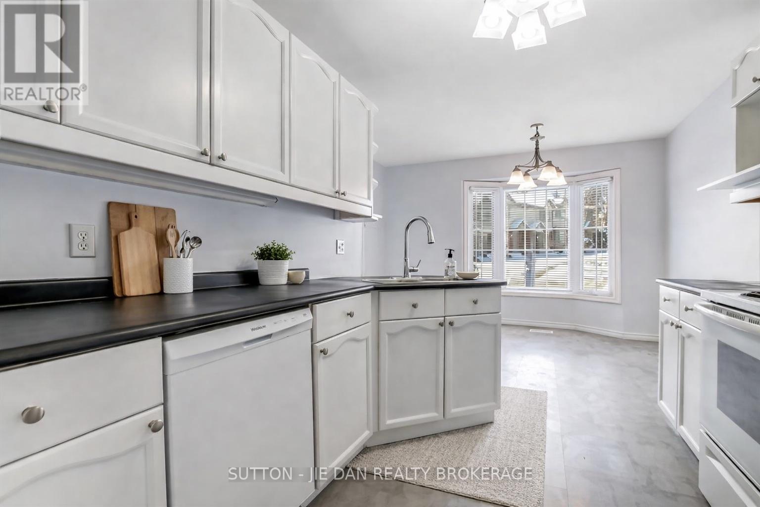 63 - 70 Chapman Court, London North, Ontario  N6G 4Z9 - Photo 3 - X12757774