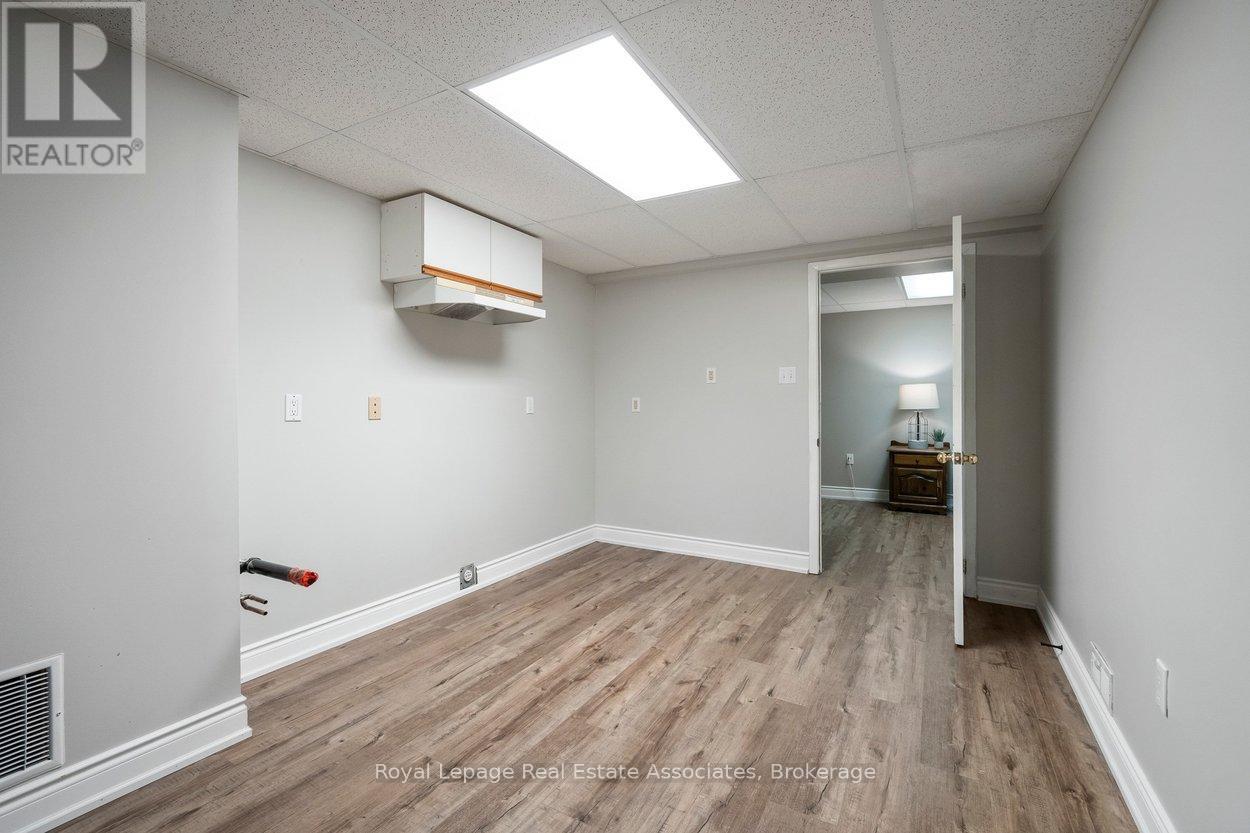 42 Harriet Street, Halton Hills, Ontario  L7G 5W7 - Photo 37 - W12802902