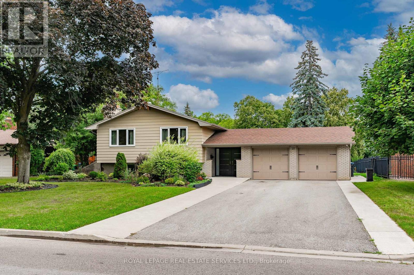 23 Hillside Drive, Brampton, Ontario  L6S 1A2 - Photo 2 - W12802924