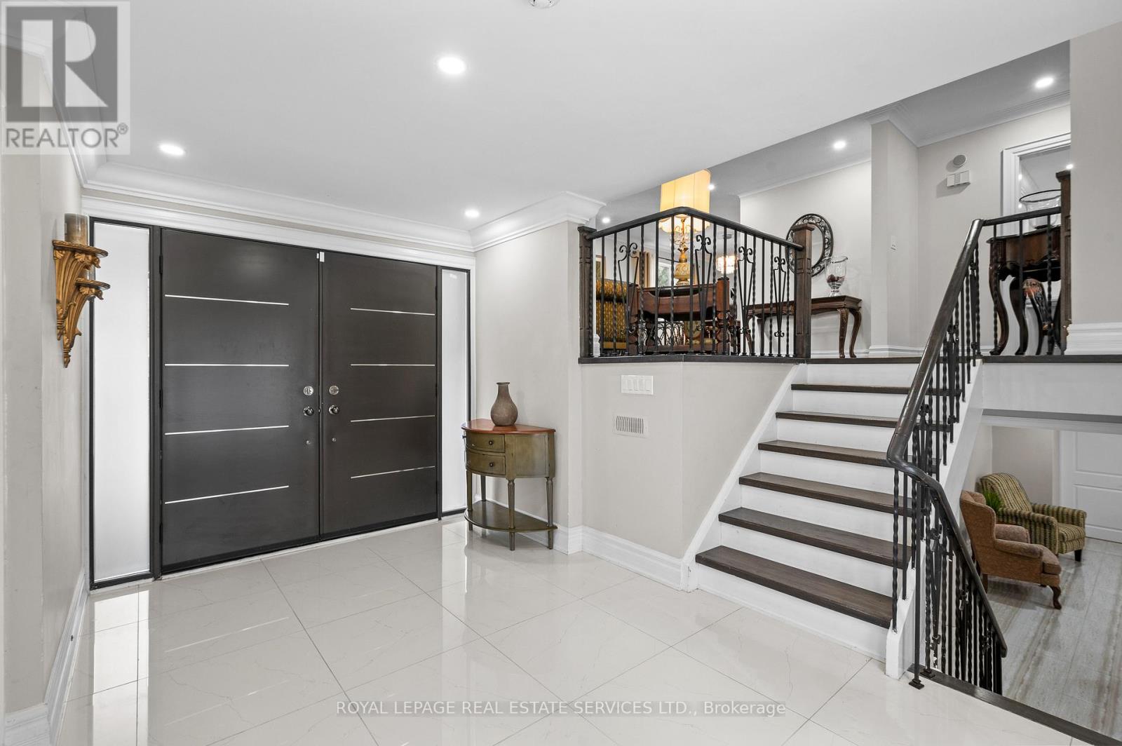 23 Hillside Drive, Brampton, Ontario  L6S 1A2 - Photo 6 - W12802924