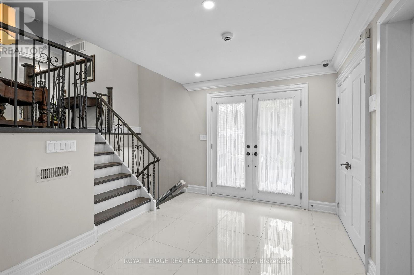 23 Hillside Drive, Brampton, Ontario  L6S 1A2 - Photo 7 - W12802924