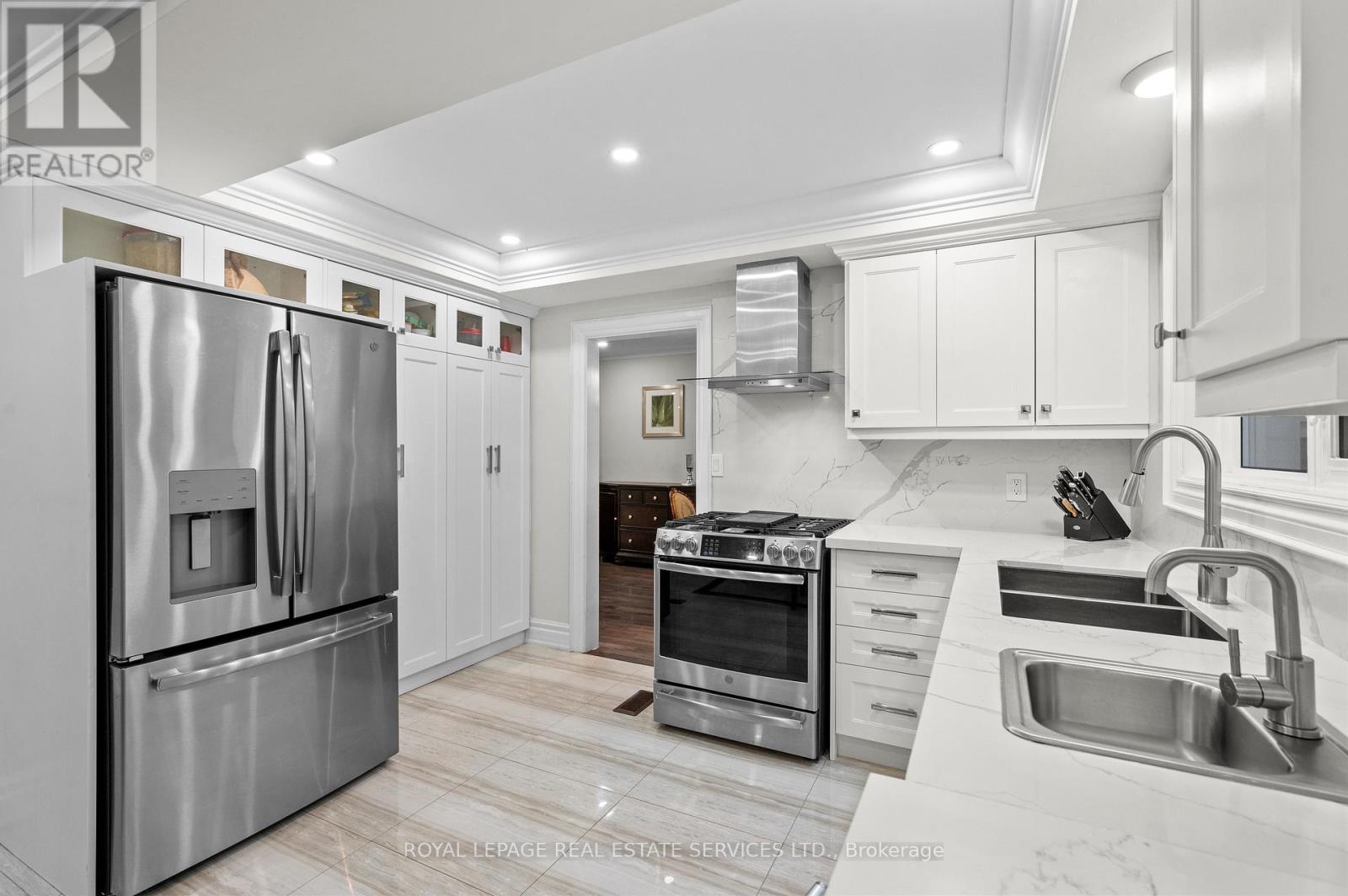 23 Hillside Drive, Brampton, Ontario  L6S 1A2 - Photo 9 - W12802924