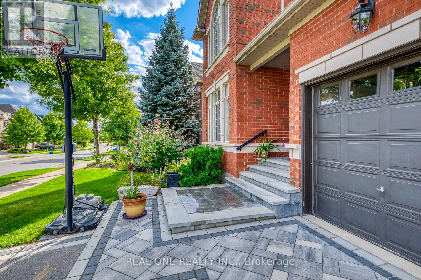 1507 Arrowhead Road, Oakville, Ontario  L6H 7V6 - Photo 3 - W12802960