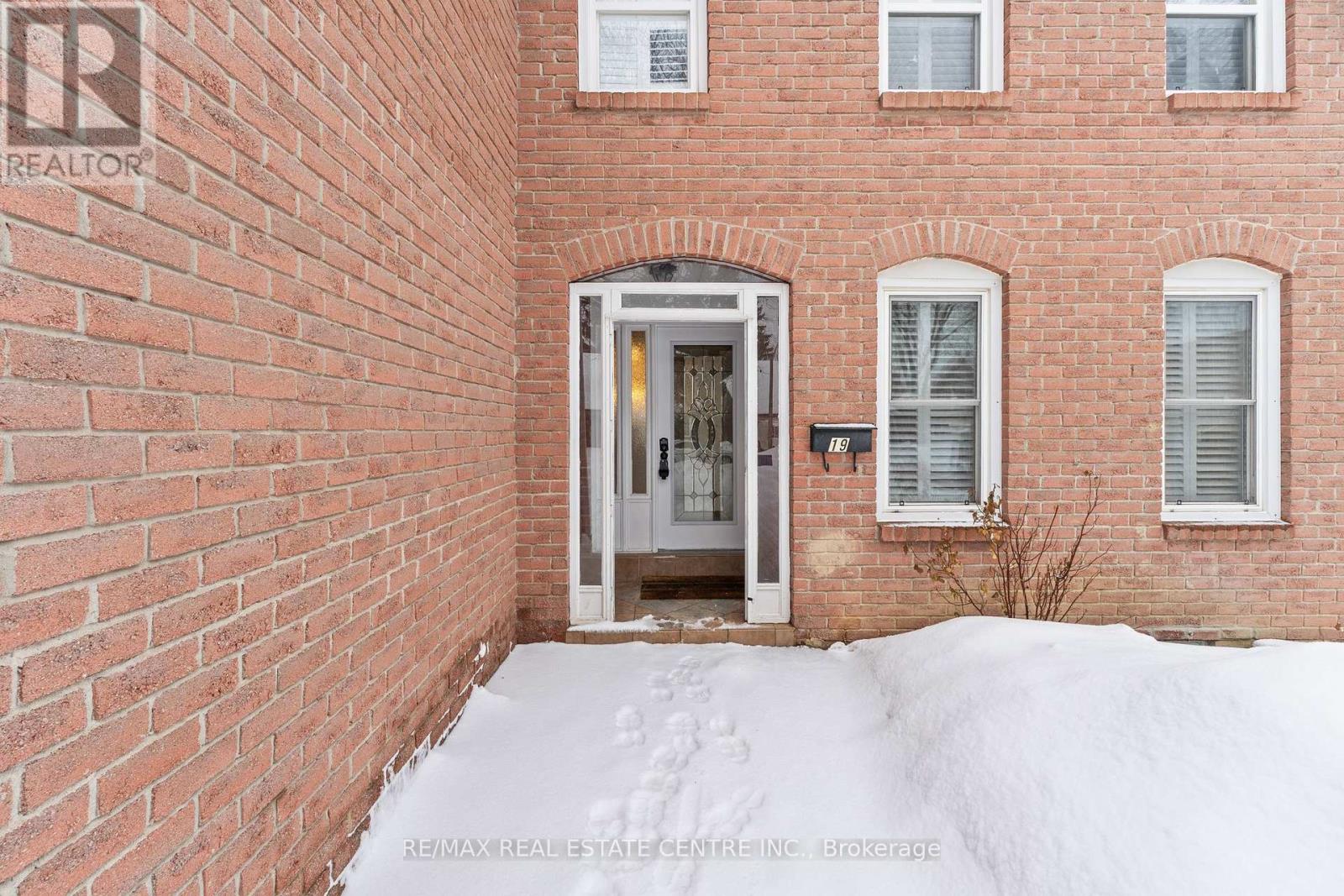 19 Jaffa Drive, Brampton, Ontario  L6S 4C7 - Photo 4 - W12803004