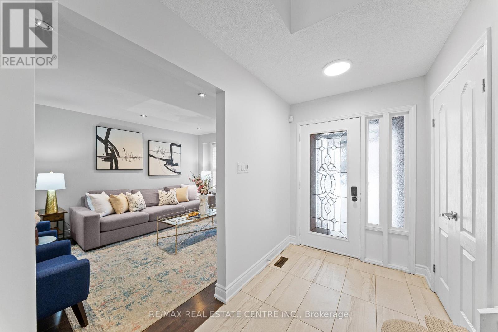 19 Jaffa Drive, Brampton, Ontario  L6S 4C7 - Photo 7 - W12803004