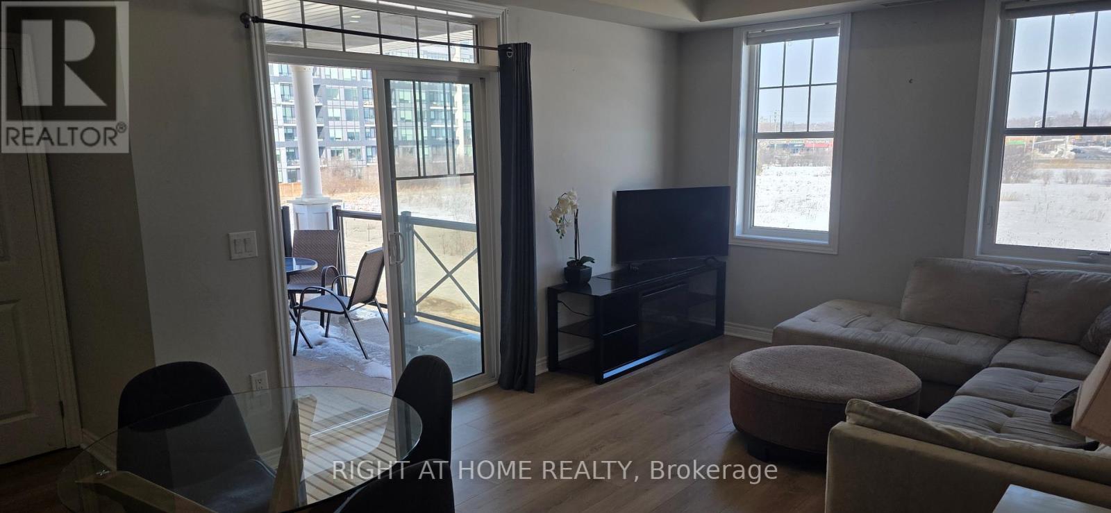 301 - 272 Georgian Drive, Oakville, Ontario  L6H 7K1 - Photo 2 - W12803018