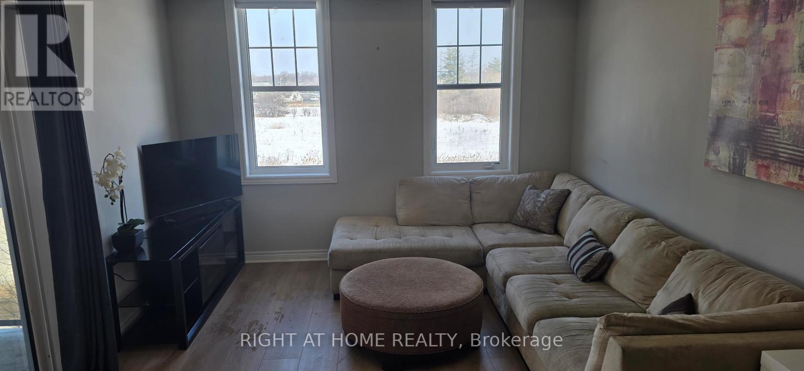 301 - 272 Georgian Drive, Oakville, Ontario  L6H 7K1 - Photo 4 - W12803018