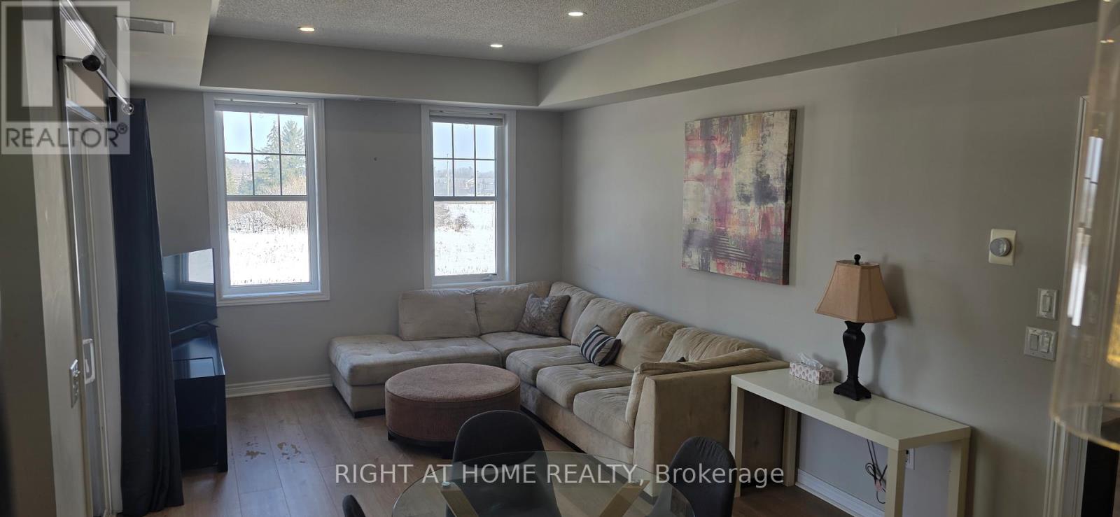 301 - 272 Georgian Drive, Oakville, Ontario  L6H 7K1 - Photo 5 - W12803018