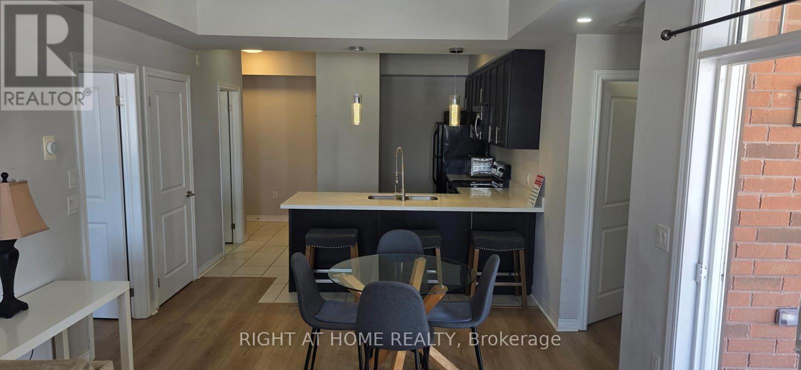 301 - 272 Georgian Drive, Oakville, Ontario  L6H 7K1 - Photo 6 - W12803018