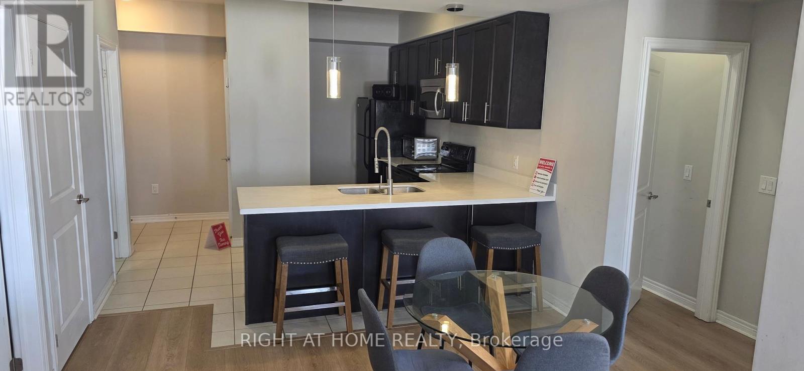 301 - 272 Georgian Drive, Oakville, Ontario  L6H 7K1 - Photo 7 - W12803018