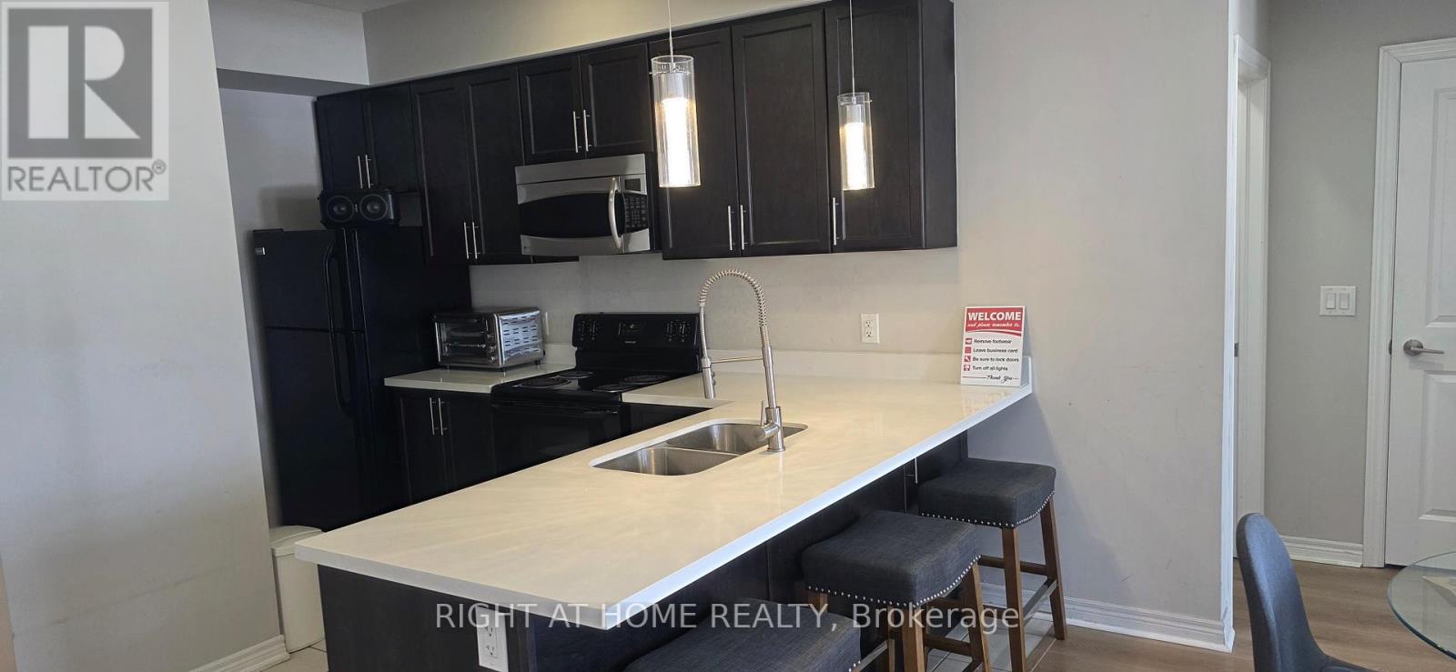 301 - 272 Georgian Drive, Oakville, Ontario  L6H 7K1 - Photo 8 - W12803018