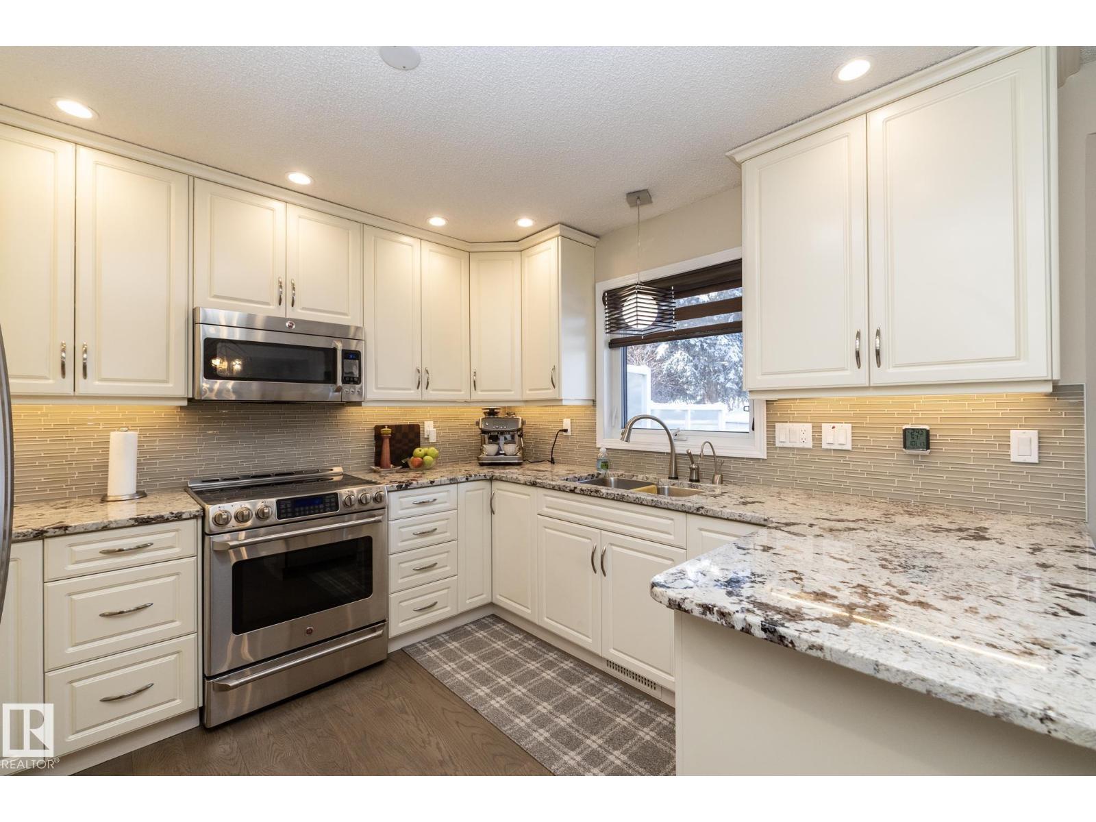 932 110a St Nw, Edmonton, Alberta  T6J 6N1 - Photo 11 - E4474103