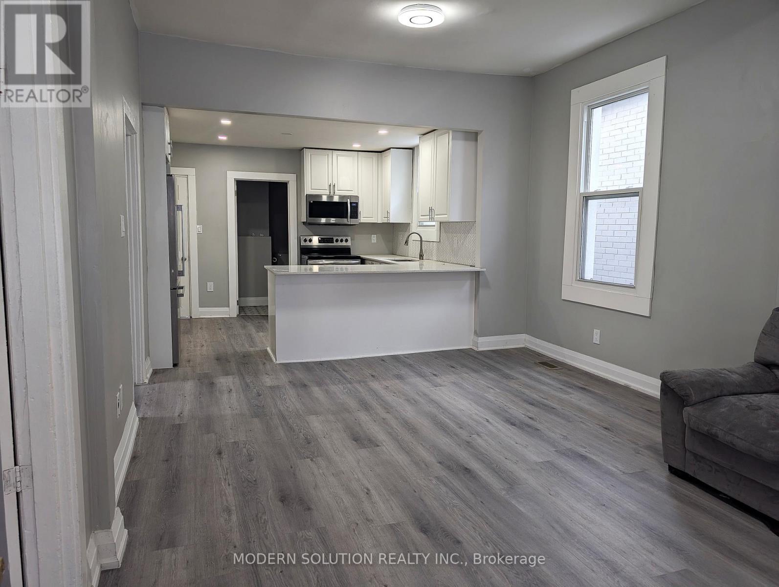 266 Beach Road, Hamilton, Ontario  L8L 4B2 - Photo 3 - X12802908