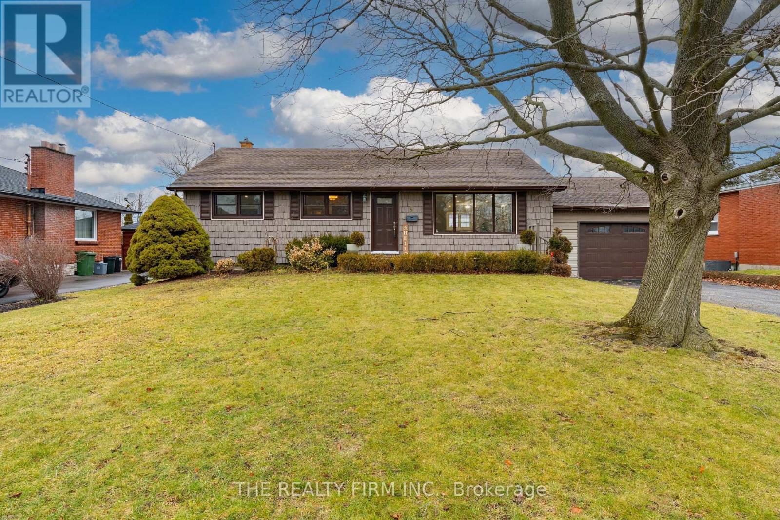 <div class="slider-price">$649,000</div><p>5 Montcalm Street N, St. Thomas, Ontario</p>