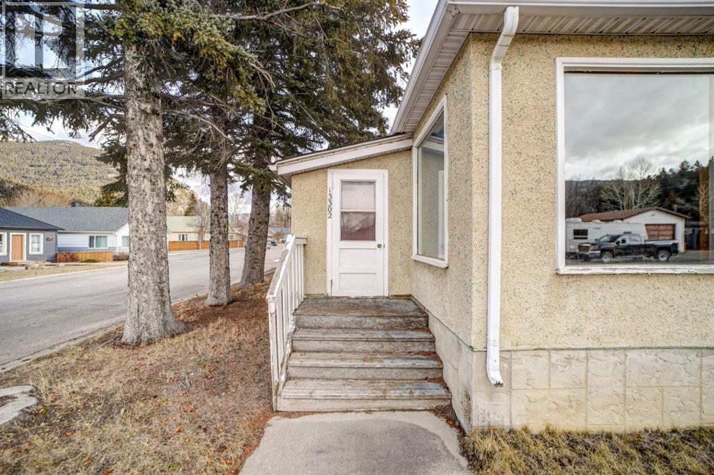 13302 16 Avenue, Blairmore, Alberta  T0K 0E0 - Photo 3 - A2286922